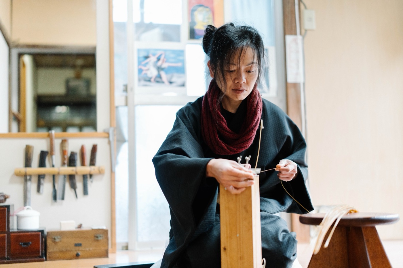 竹ひごを使って作業する講師